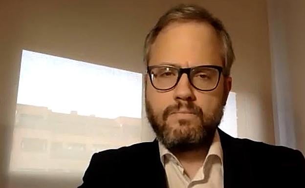 El abogado Guillermo Ruiz, durante la entrevista por videoconferencia. 