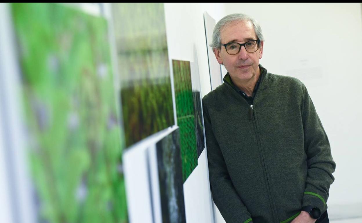 Luis Marigómez, con varias de las imágenes de 'Vislumbres'. 