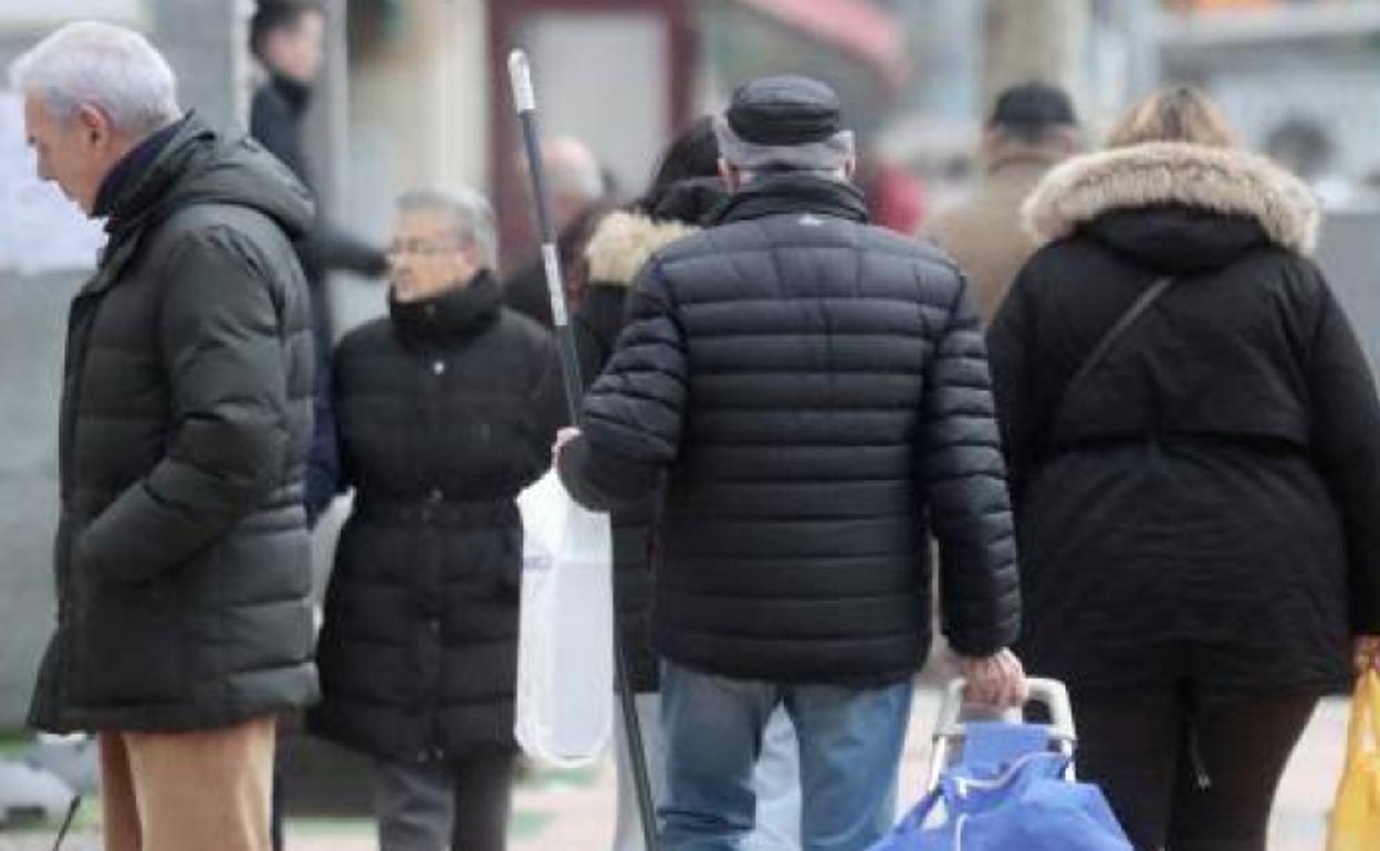 Varias personas caminana por la calle, en una imagen de archivo.