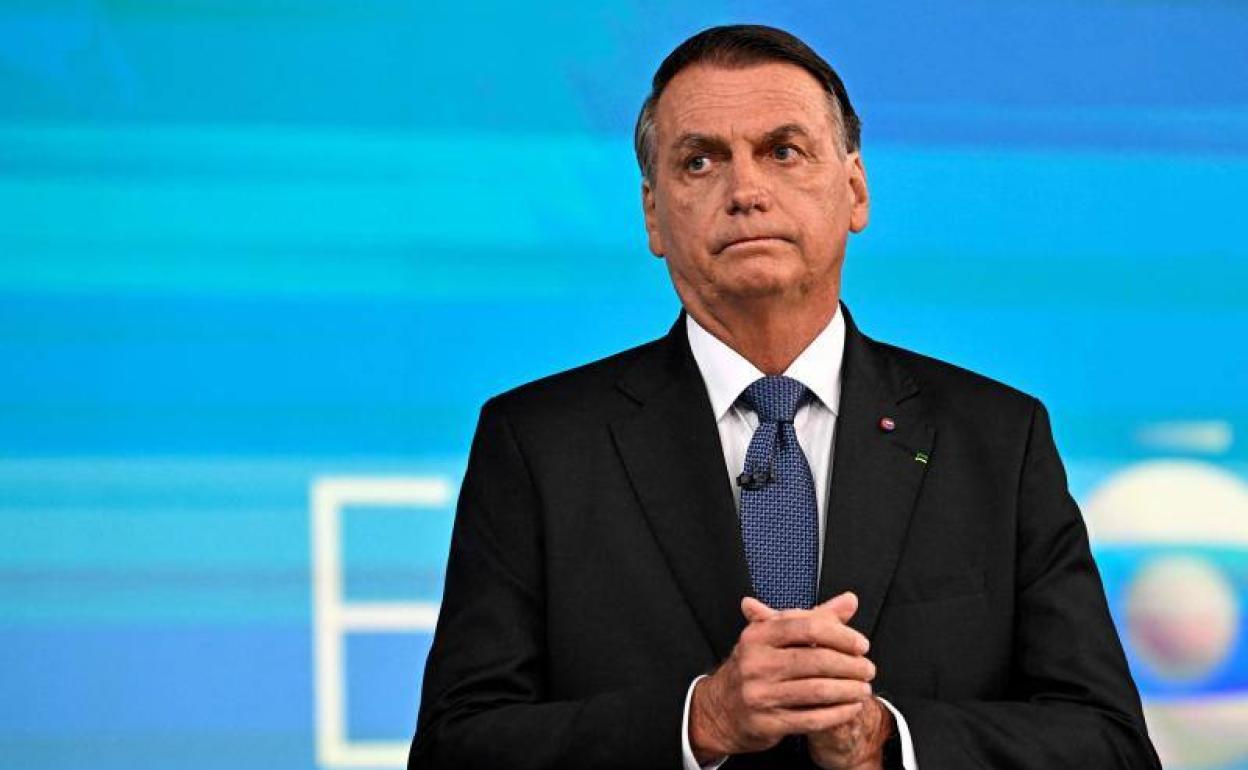 El expresidente brasileño, Jair Bolsonaro, en una imagen de archivo durante la campaña electoral, antes de un debate televisivo.