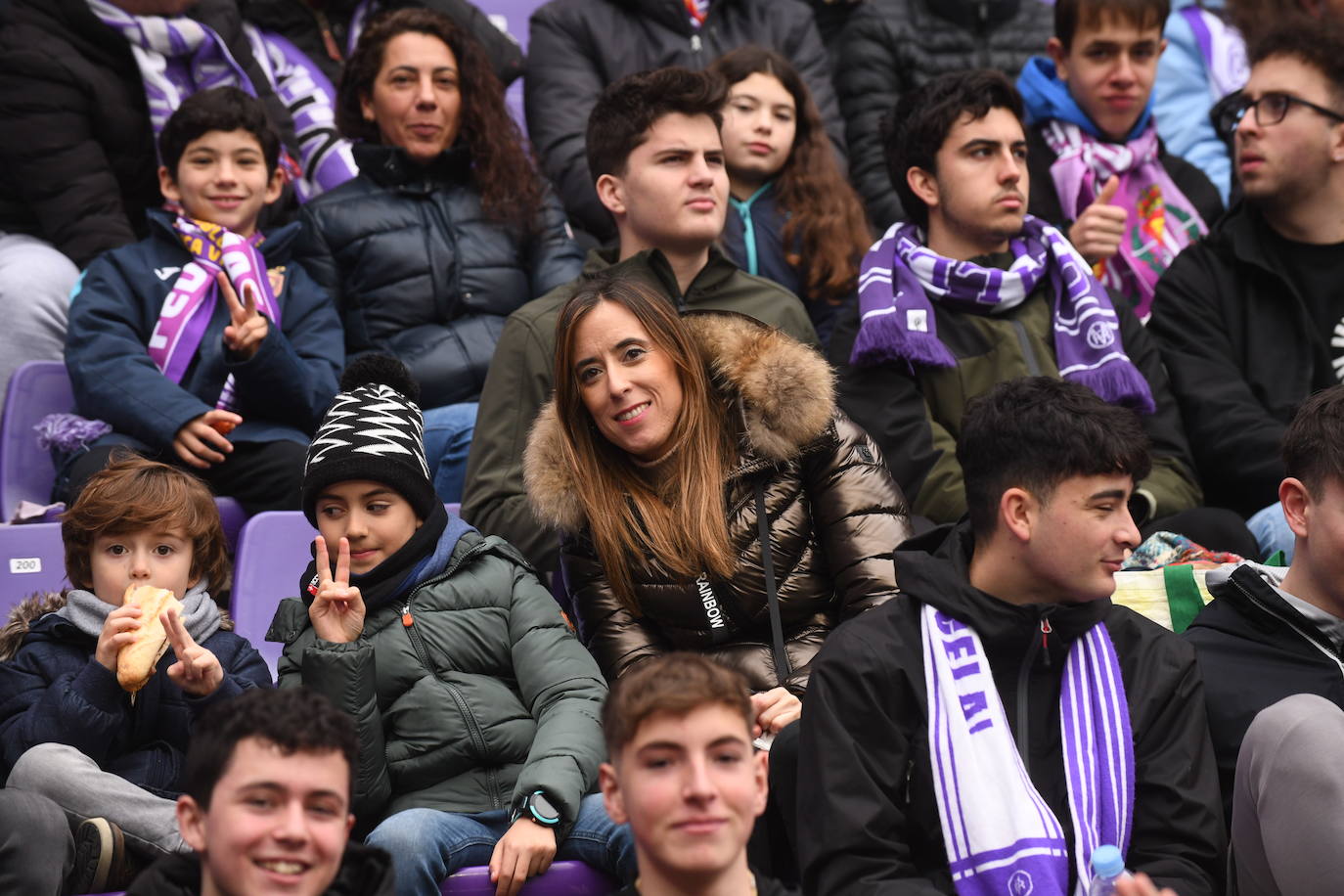 Fotos: Búscate en la grada del Real Valladolid-Rayo Vallecano (2/4)
