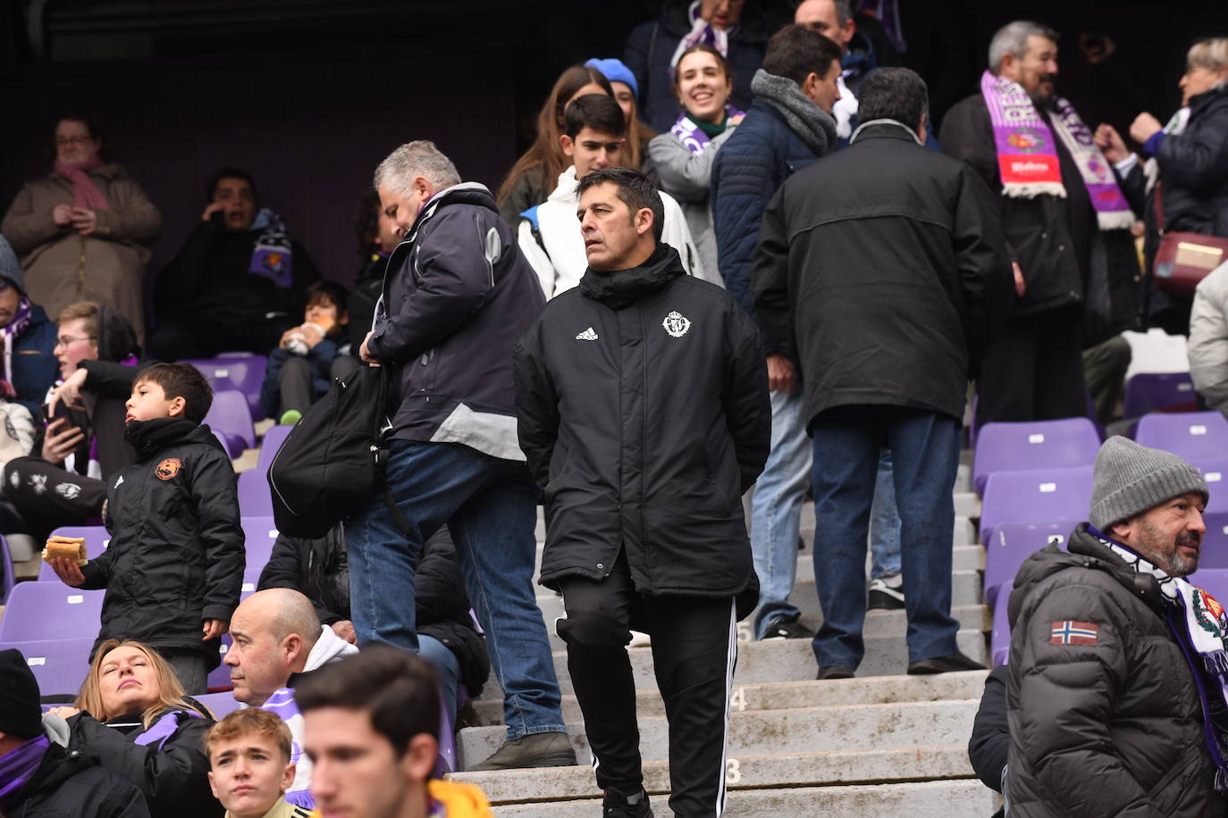 Fotos: Búscate en la grada del Real Valladolid-Rayo Vallecano (2/4)