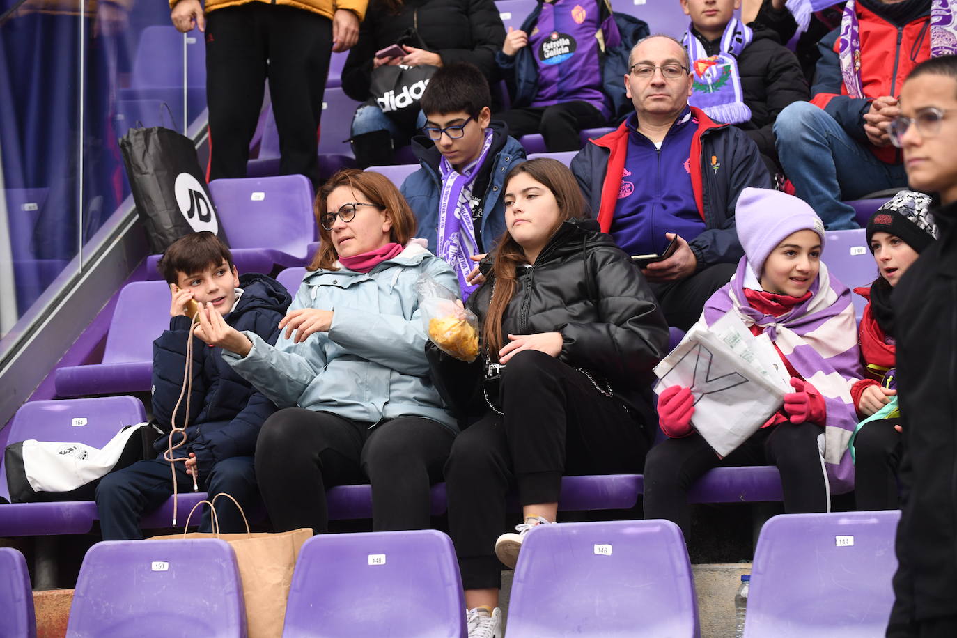 Fotos: Búscate en la grada del Real Valladolid-Rayo Vallecano (3/4)