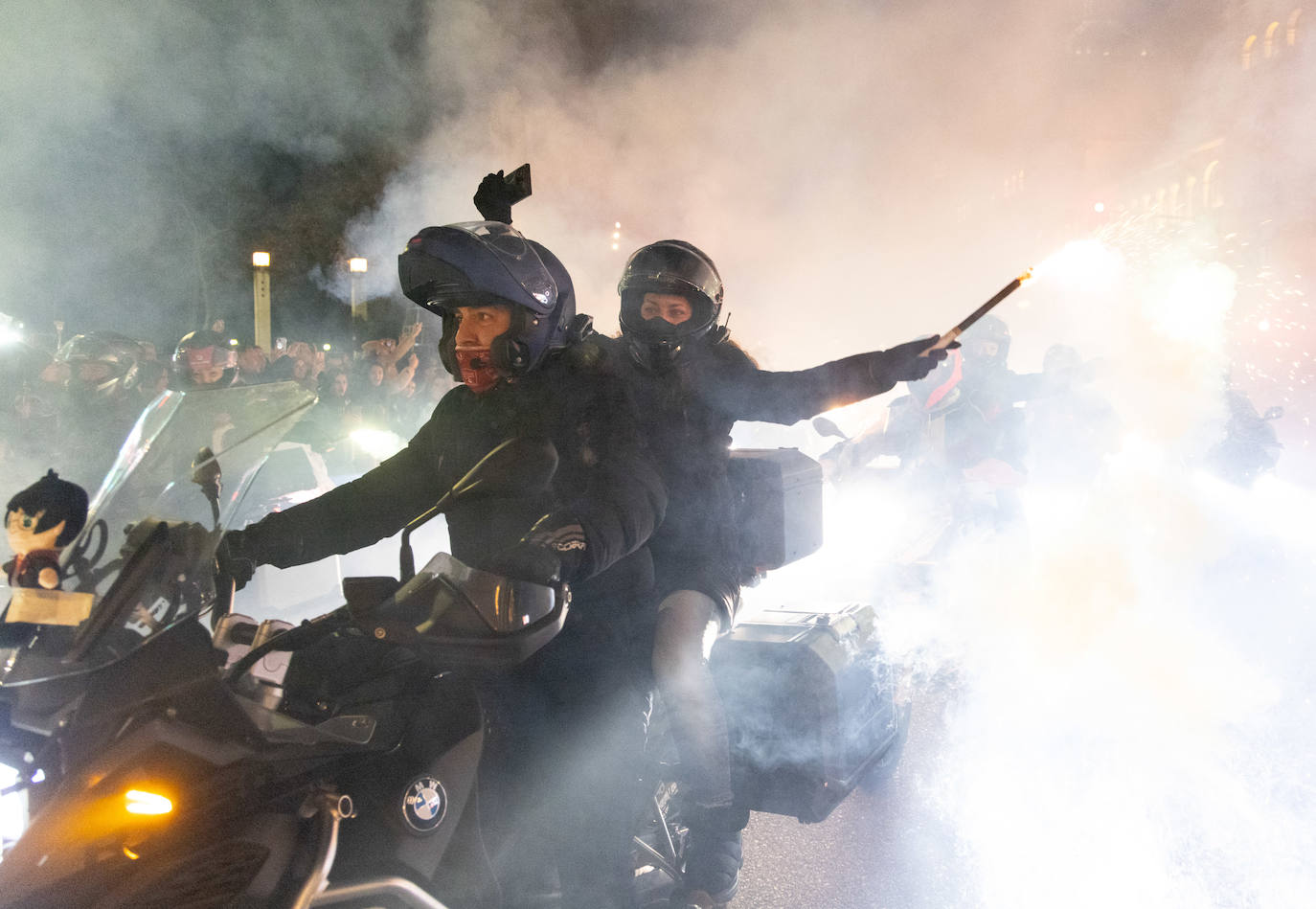 Participantes del desfile de antorchas de Valladolid en Pingüinos