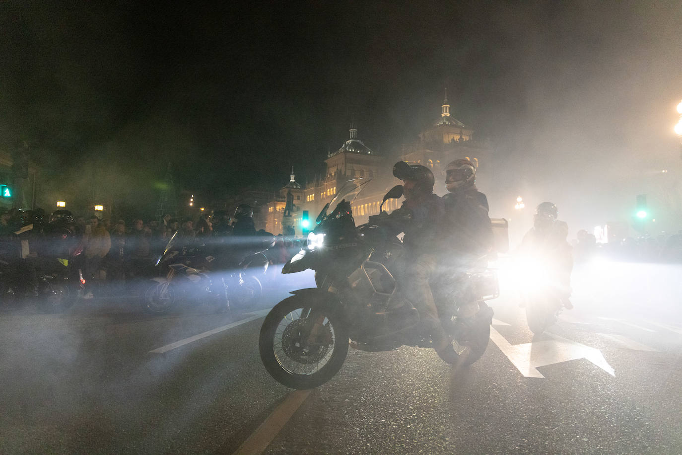 Participantes del desfile de antorchas de Valladolid en Pingüinos