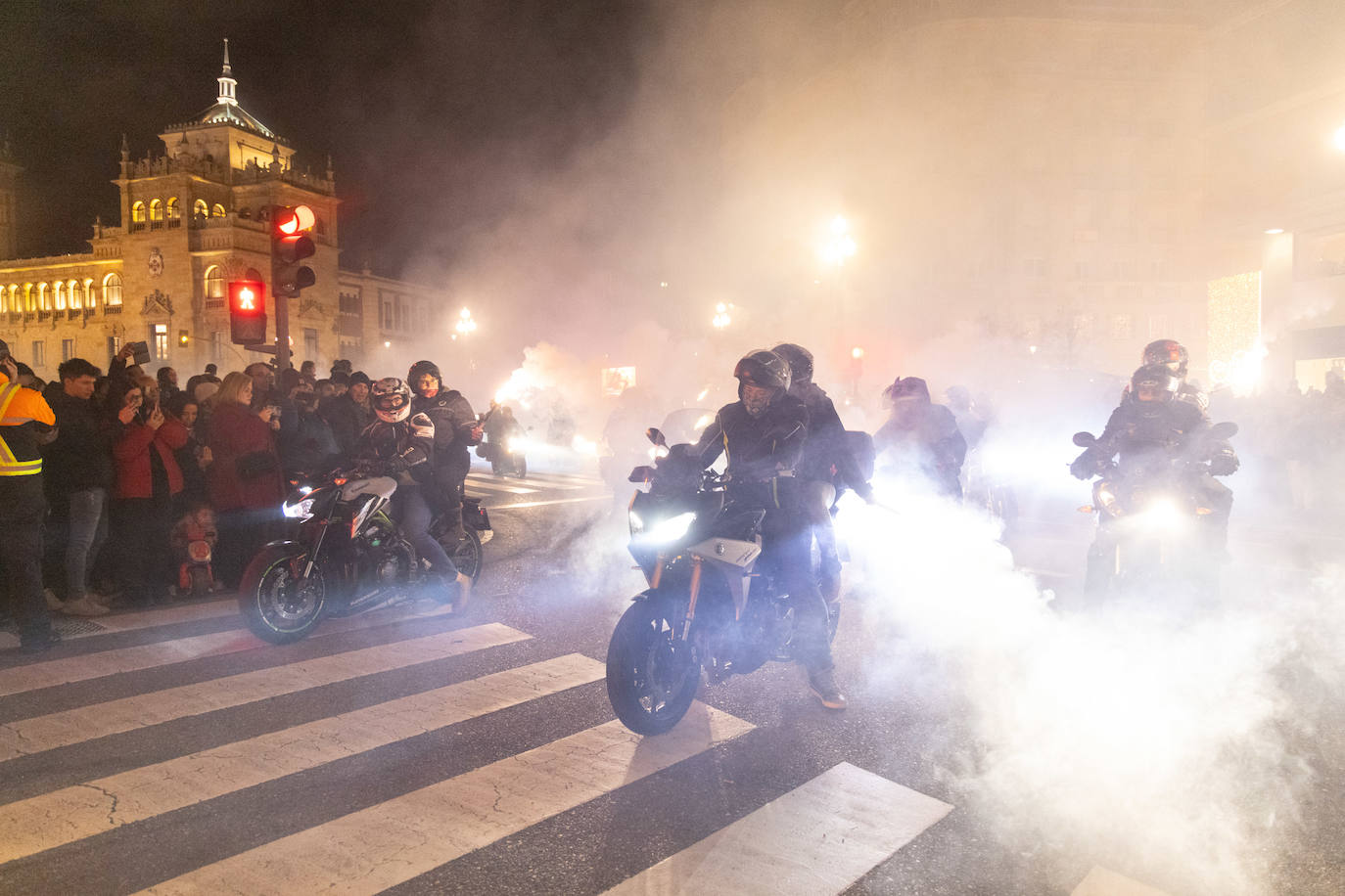 Participantes del desfile de antorchas de Valladolid en Pingüinos