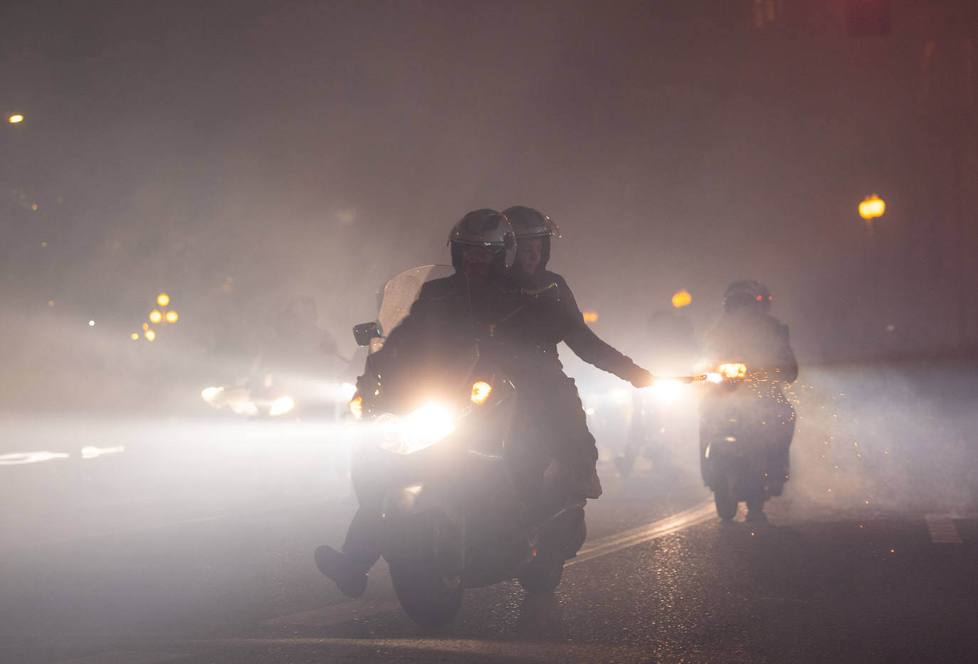 Participantes del desfile de antorchas de Valladolid en Pingüinos