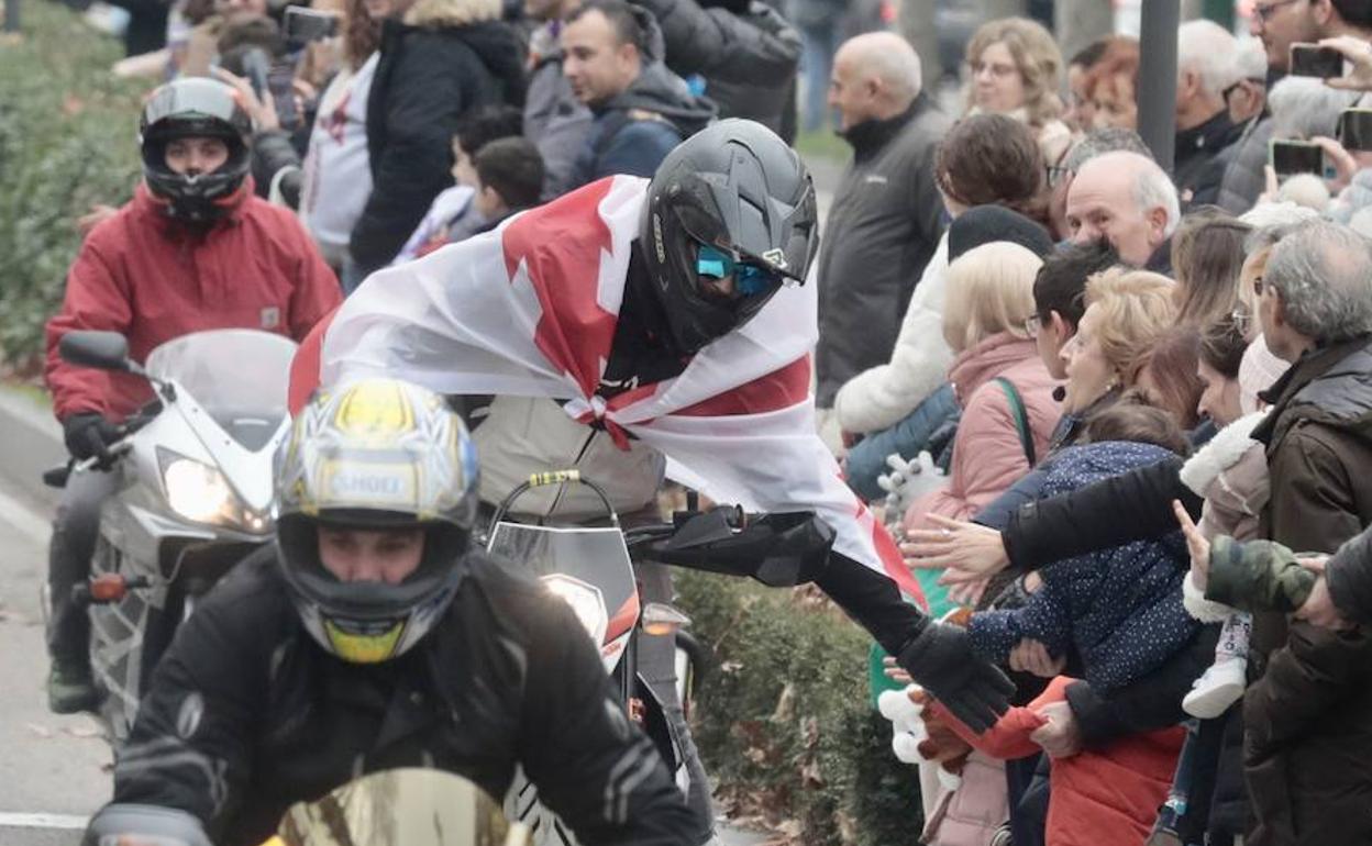 Búscate en las fotos del desfile de banderas de Pingüinos 2023