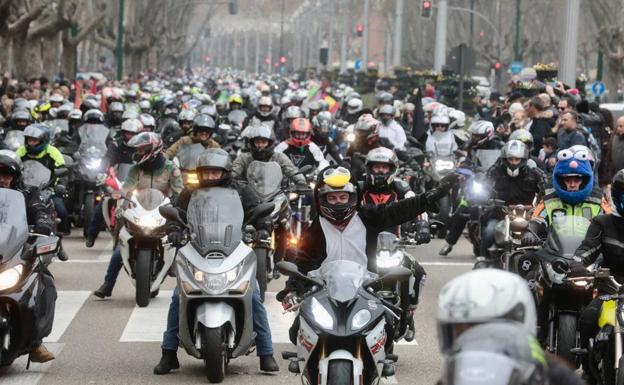 El paseo Zorrilla, repleto de moteros durante el desfile. 