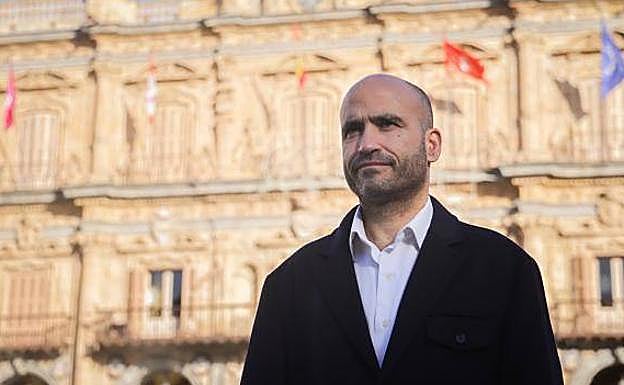 Gonzalo Francisco Sánchez posa para la entrevista en la Plaza Mayor de Salamanca.