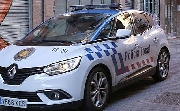 Un hombre de 49 años acosa a su expareja, de 38, en la calle Mayor Antigua