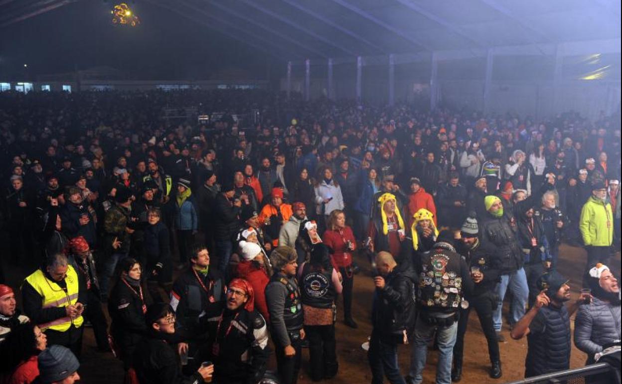 Asistentes a la fiesta de la noche del viernes en la carpa de Pingüinos. 