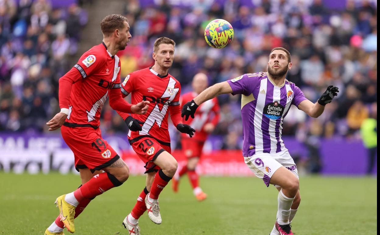 Weissman persigue un balón ante dos rivales. 