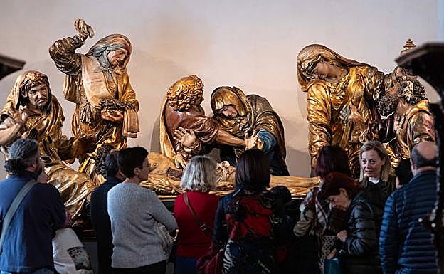 La visita, frente al Santo Entierro, de Juan de Juni. 