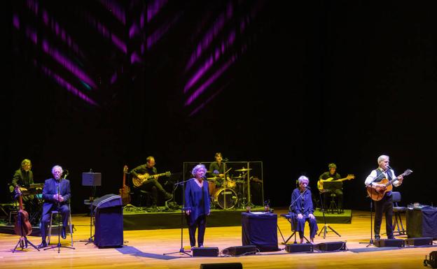 Los integrantes de El Consorcio, en el escenario. 