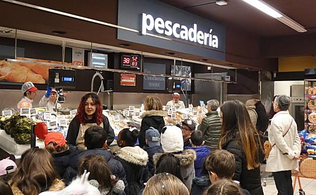 Escolares atienden a las explicaciones en un supermercado Gadis.