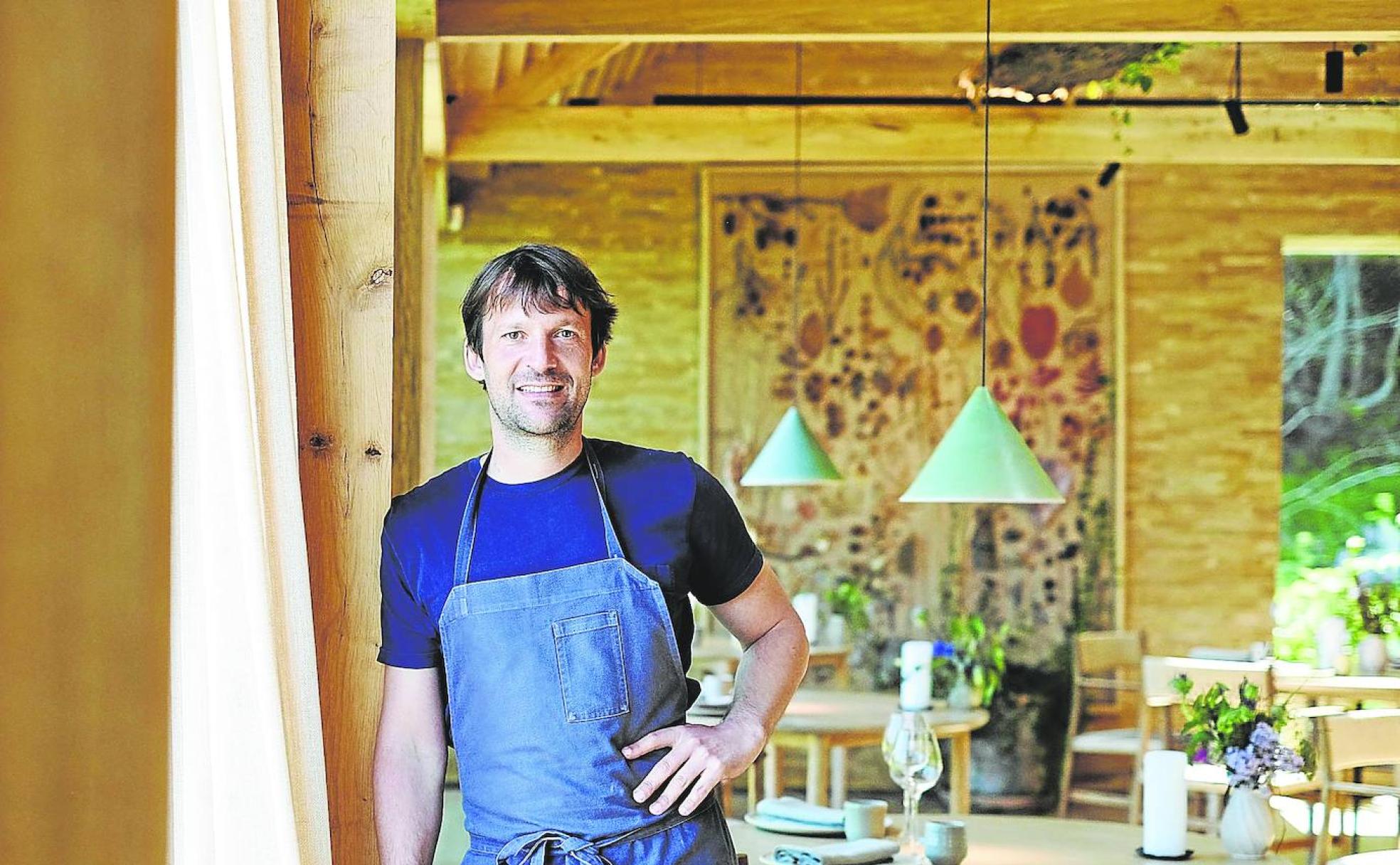 René Redzepi, que fue stagier en elBulli de Ferran Adrià, posa en la sala de Noma (Copenhague), elegido cinco veces como mejor restaurante del mundo y que cerrará en 2024.