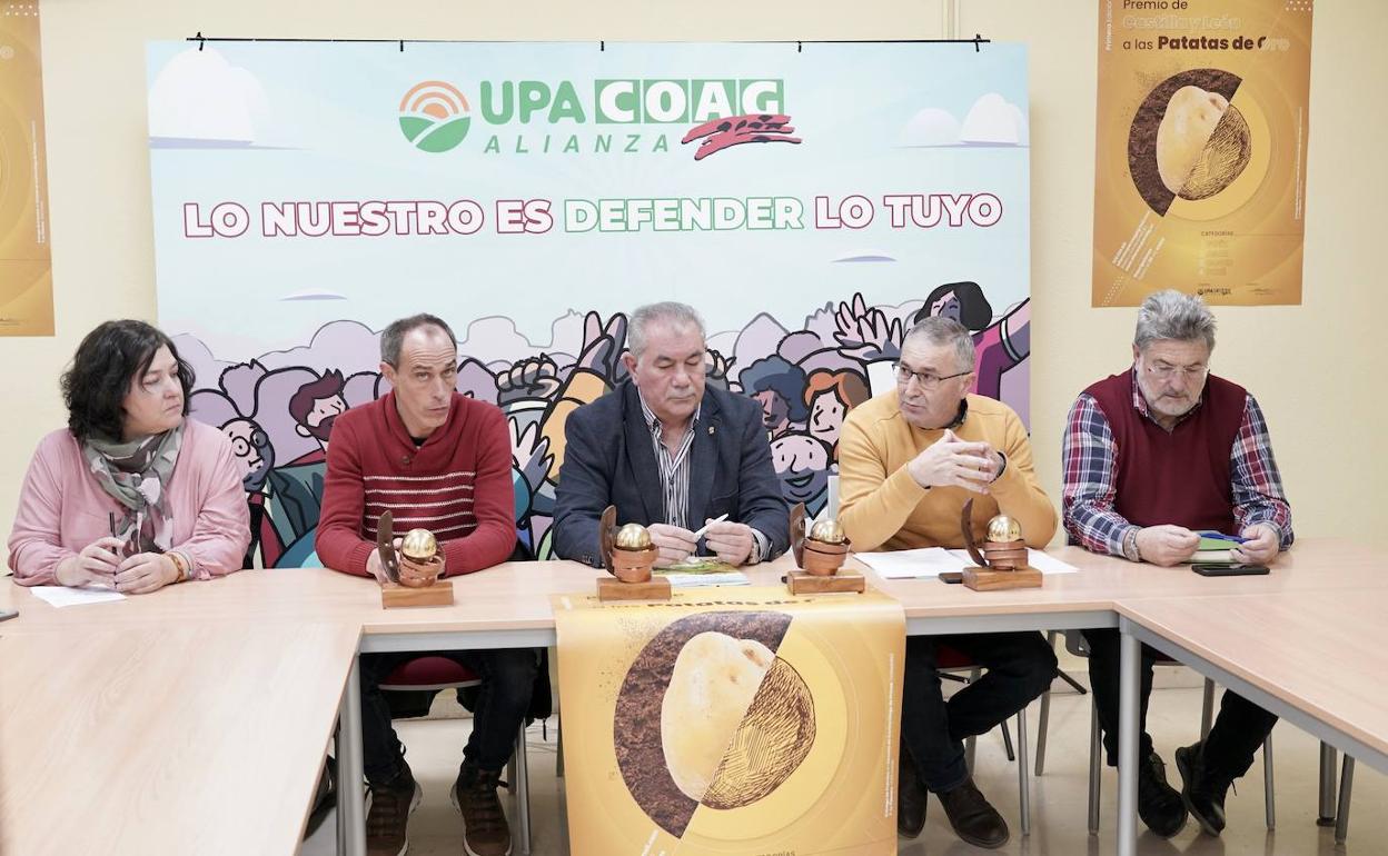 Elena Fernández y Enrique Ortega, del IES Diego de Praves; Aurelio González, Lorenzo Rivera y Alberto Duque, de la Alianza UPA-COAG. 