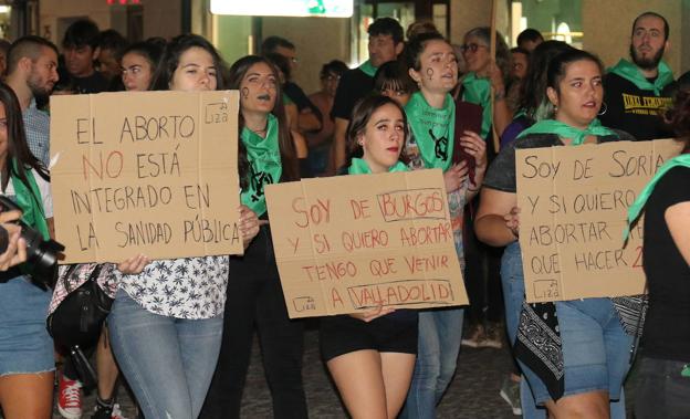 Protesta en 2018 para reclamar que los hospitales públicos de Castilla y León incluyan entre su cartera de servicios la interrupción voluntaria del embarazo.