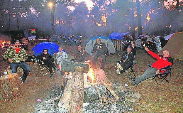 Atardecer en la acampada, alrededor de la hoguera. 