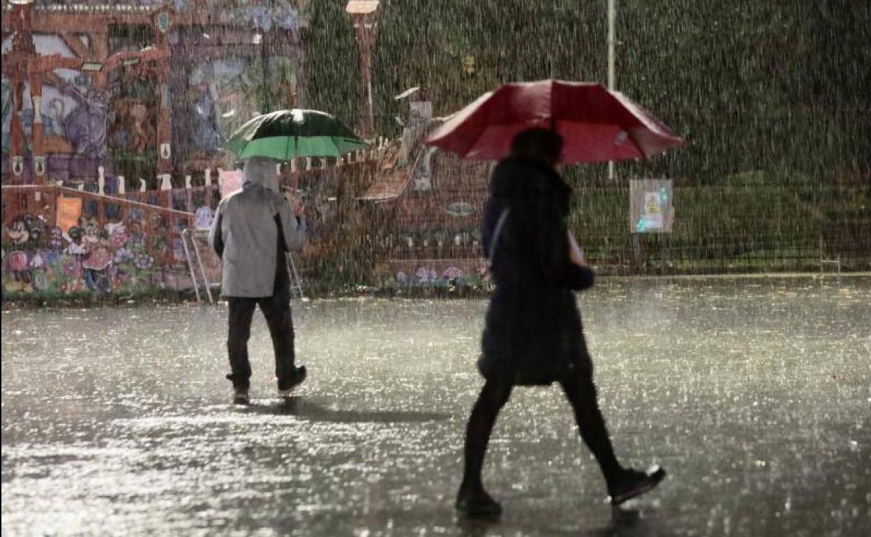 Lluvia y balsas de agua en la plaza de Zorrilla de Valladolid, en diciembre del año pasado.