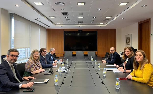 Reunión entre representantes de Adif, del Ministerio de Transportes y del Ayuntamiento de Segovia.