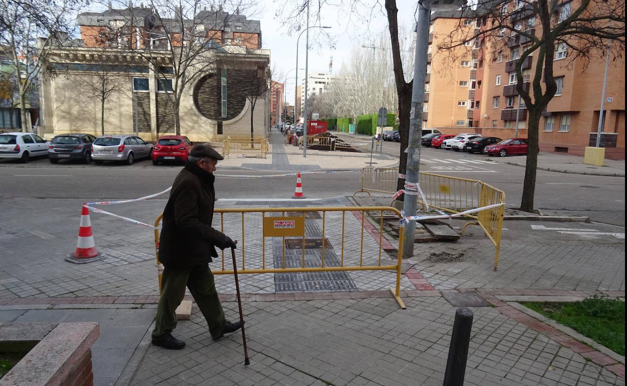 Trabajos de mejora de los rebajes de la avenida de Ramón Pradera hacia la calle Trilla. 