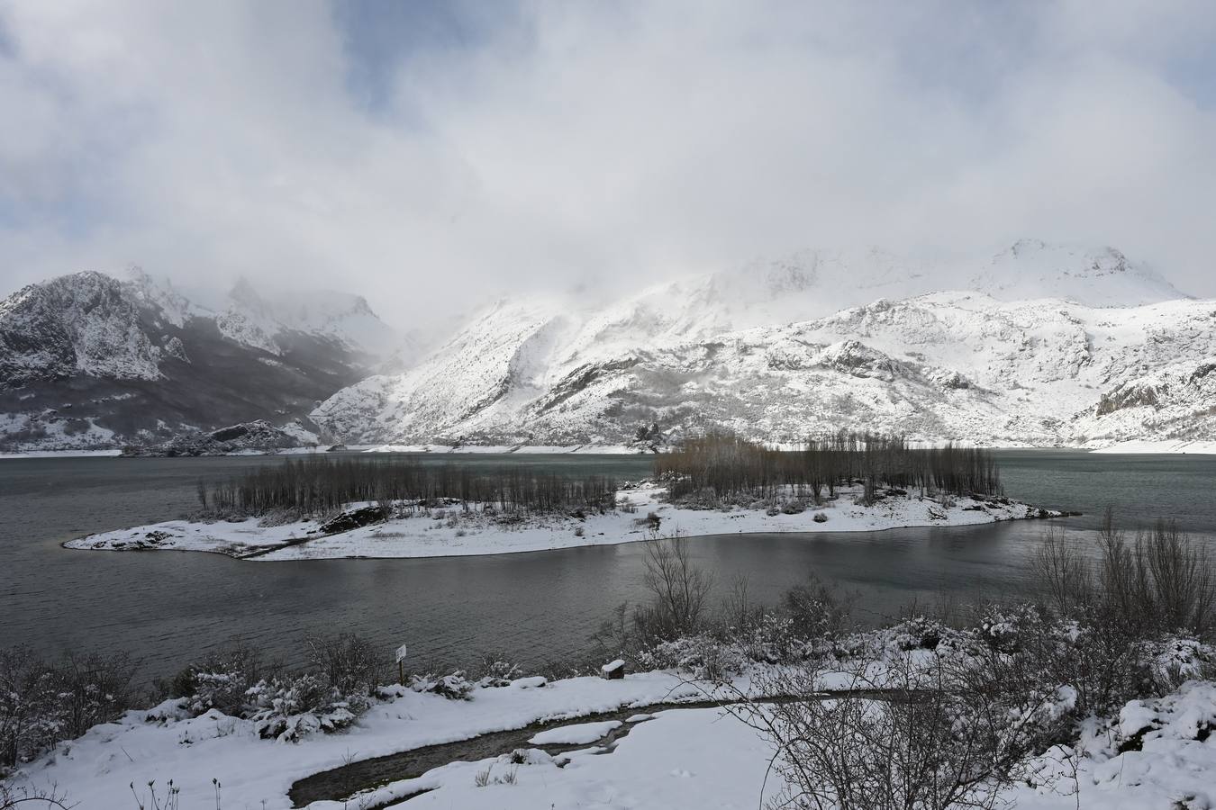 La nieve cubre las montañas cercanas a la villa leonesa de Riaño.