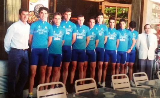 El equipo Santa Bárbara, con Pedro Delgado. Raúl es el segundo corredor por la derecha. 