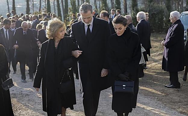 El Rey Felipe VI, la Reina emérita Sofía y la Reina Letizia despiden a Constantino II, Detrás, el rey emérito.