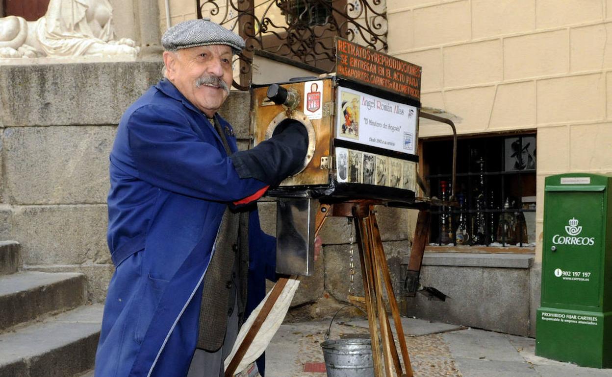 Ángel Román, con su cámara, en la plaza de las Sirenas. 