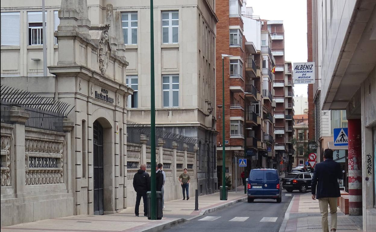 Calle Paulina Harriet, con el centro escolar Nuestra Señora de Lourdes a la izquierda.