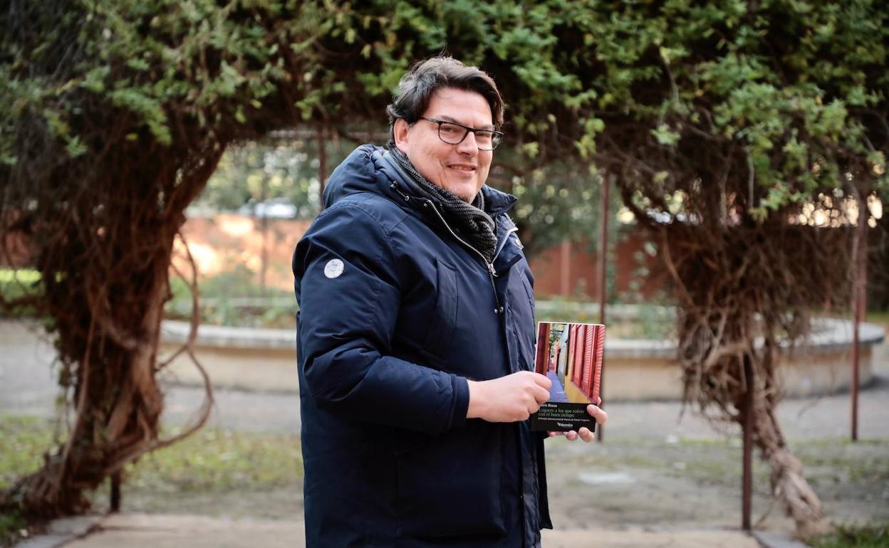 Boris Rozas, con un ejemplar de su último poemario. 