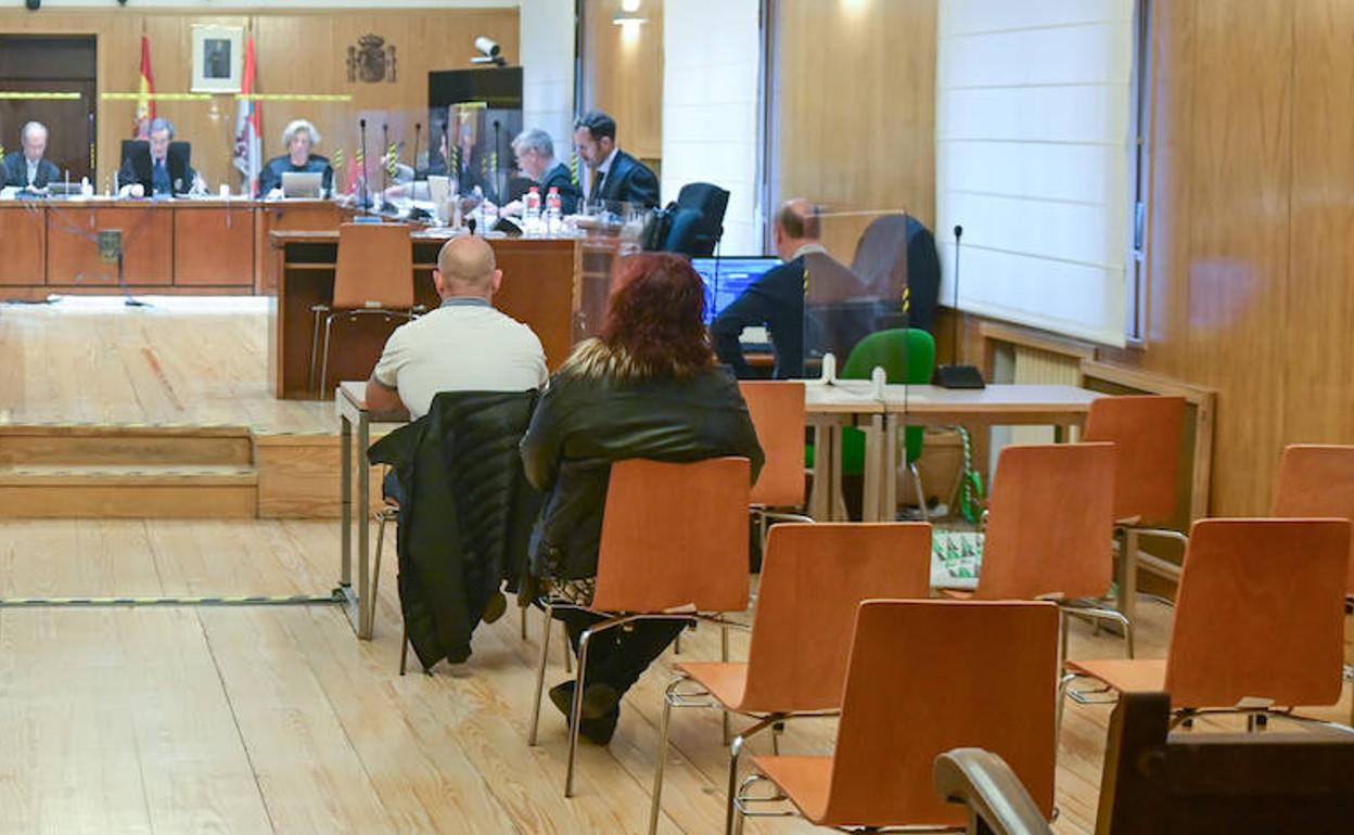 Tsonka Velkova, en primer término, durante las vistas orales del juicio celebrado en la Audiencia de Valladolid.