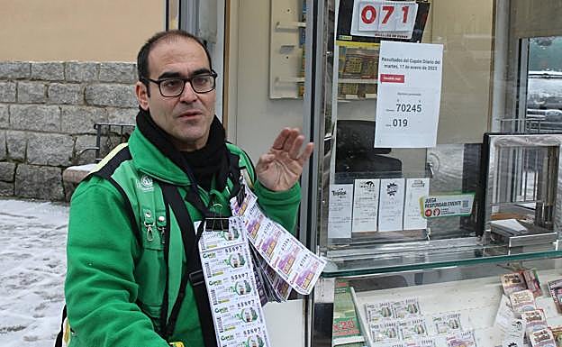 Daniel Martín Velasco, vendedor de la ONCE en La Granja de San Ildefonso.