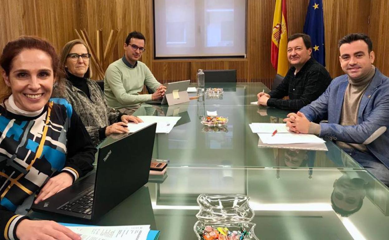 Reunión entre representantes de la CHD y del Ayuntamiento de Cuéllar.