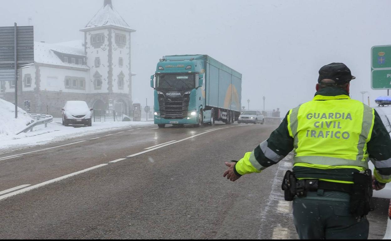 Agente de la Guardia Civil de Tráfico en el Puerto de Pajares, en la provincia de León.