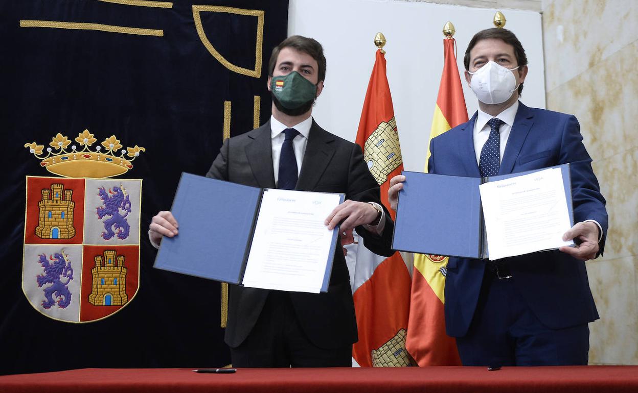 Fernández Mañueco y García-Gallardo muestran el pacto de gobernabilidad, en marzo de 2022. 