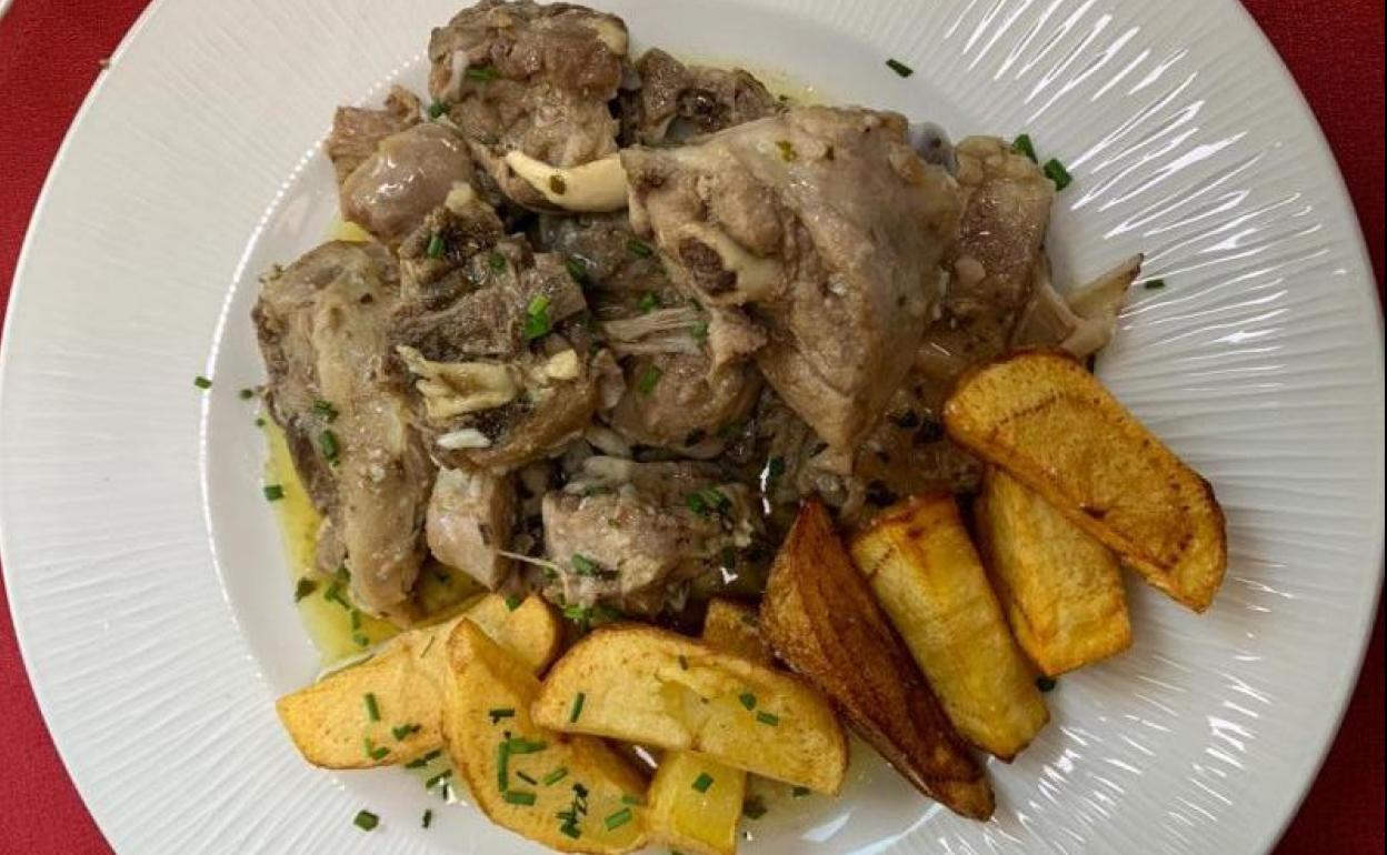 Plato de cabrito guisado del restaurante La Botica de Salamanca