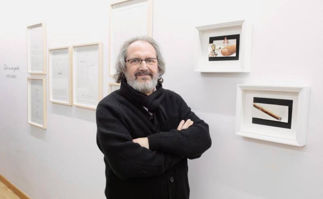 Javier Dámaso, delante de sus obras en la galería Espacio abierto. 