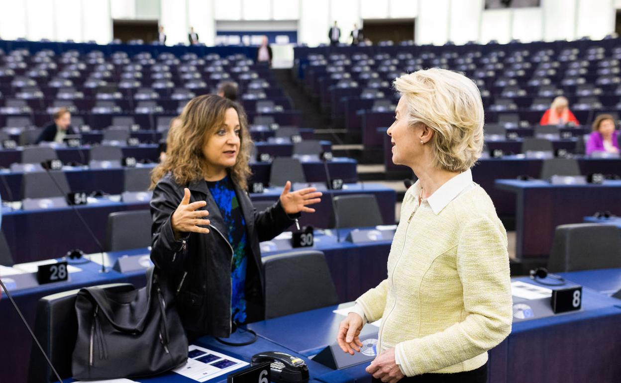 La socialista Iratxe García charla con Ursula von der Leyen.