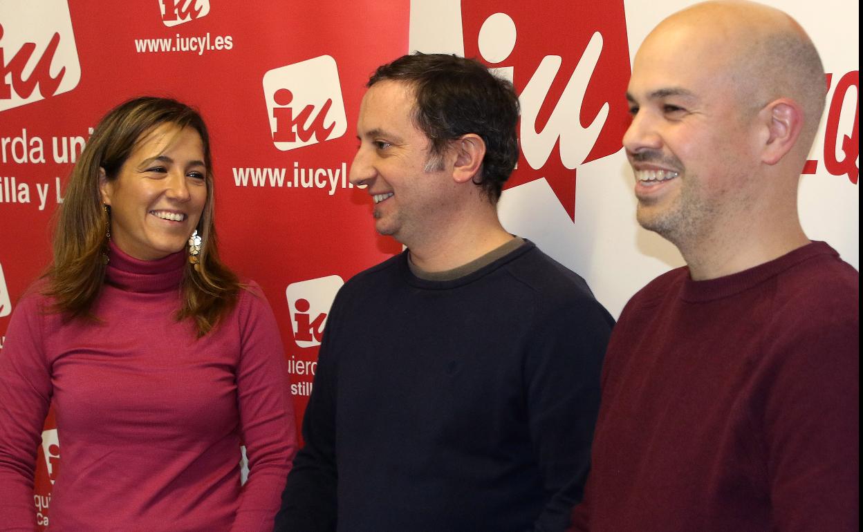 Serrano, en el centro, flanqueado por Ana Peñalosa y Ángel Galindo, este jueves en la sede de IU. 