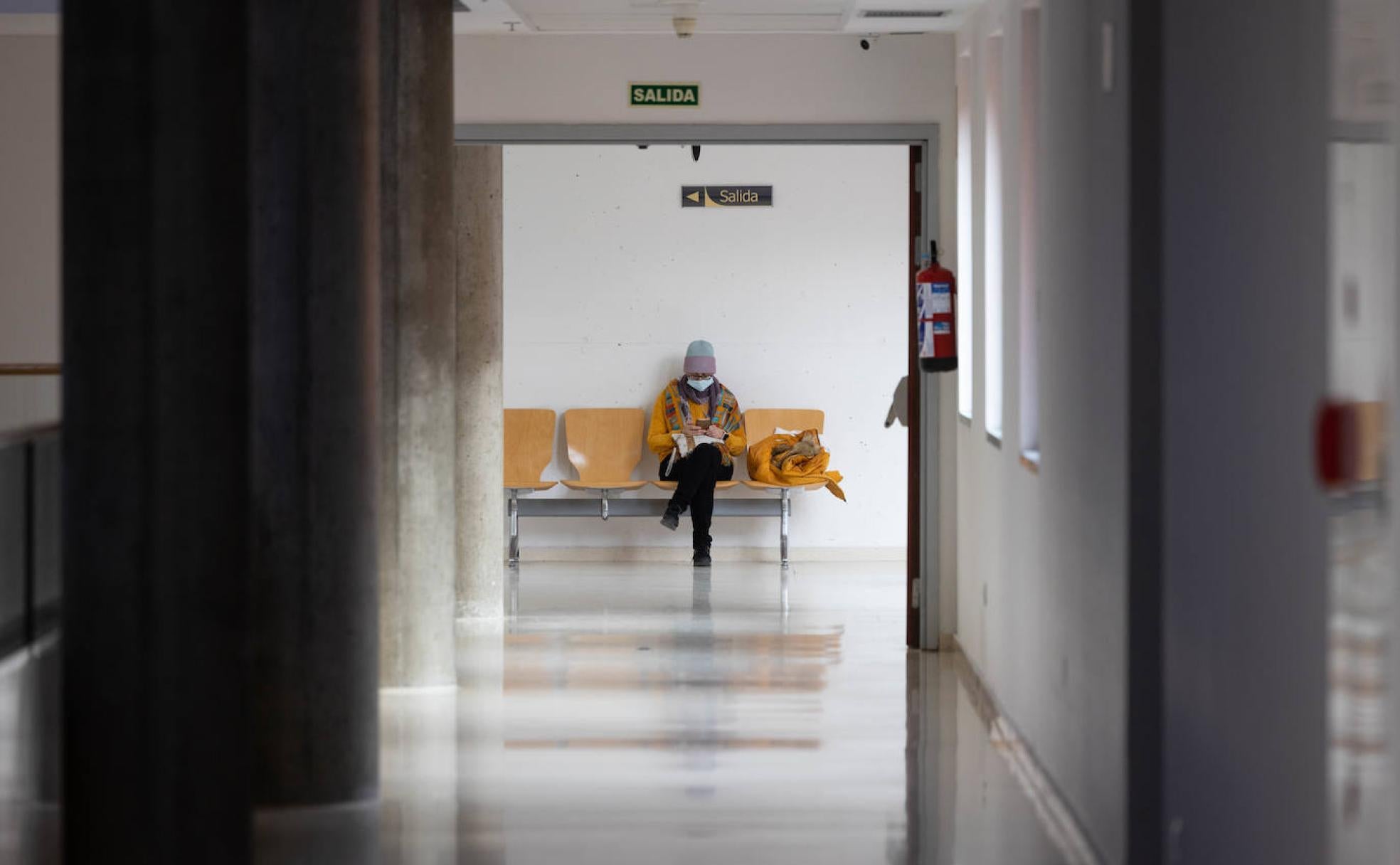 Una paciente espera en el Hospital Río Hortega de Valladolid. 