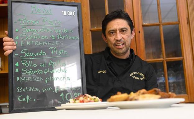 Jorge García, de la cafetería Cobalto. 