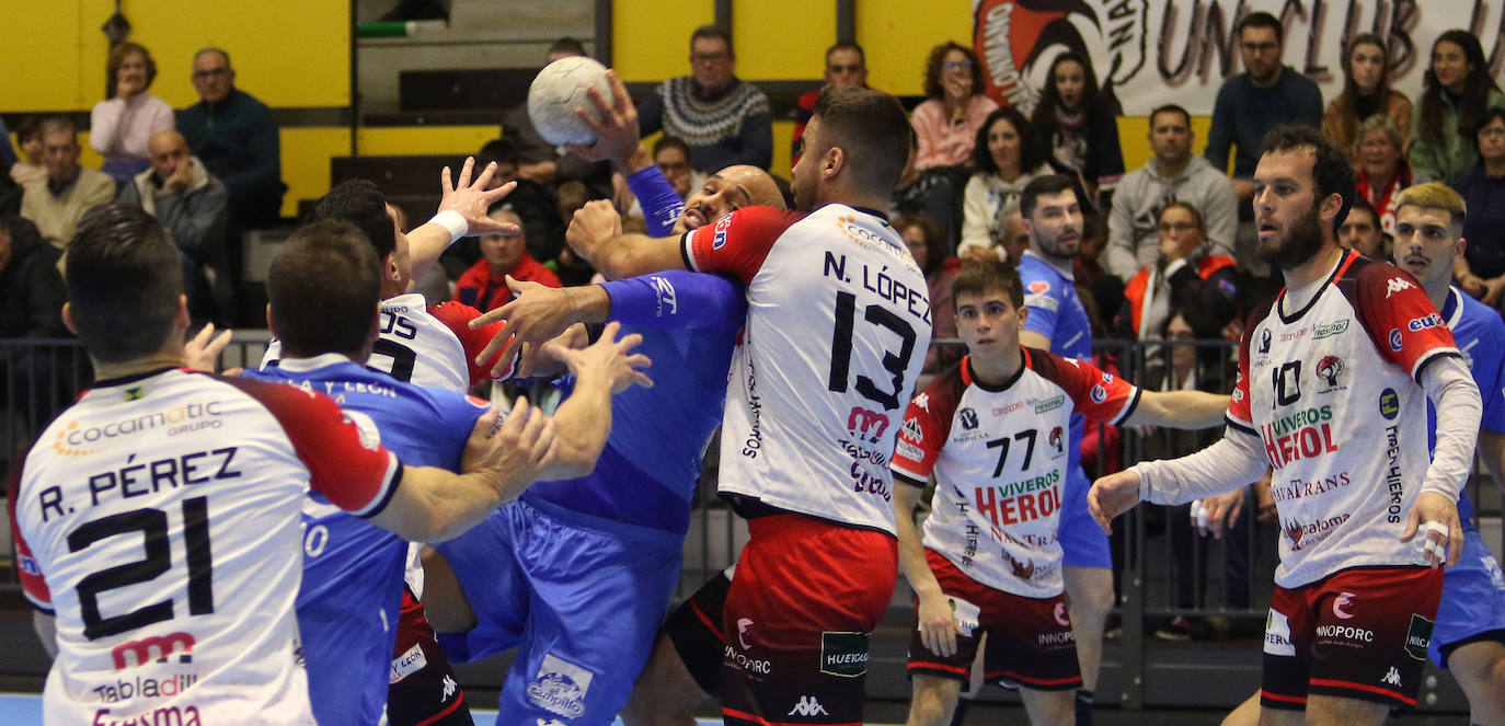 Partido amistoso entre el Balonmano Nava y el Atlético Valladolid 