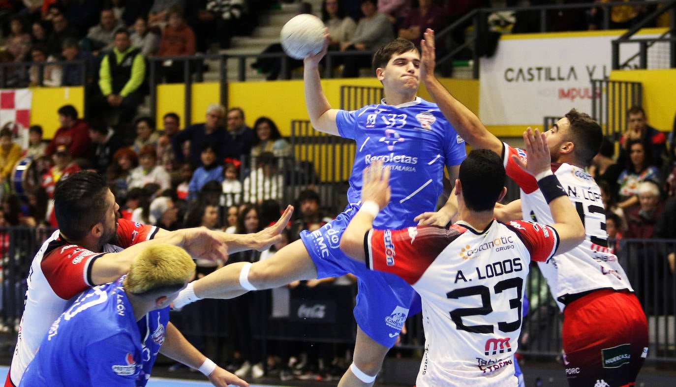 Partido amistoso entre el Balonmano Nava y el Atlético Valladolid 