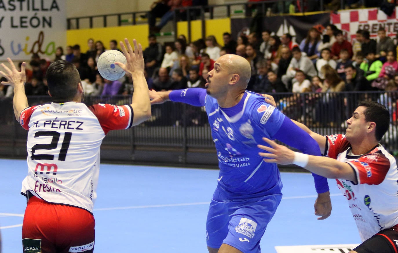 Partido amistoso entre el Balonmano Nava y el Atlético Valladolid 