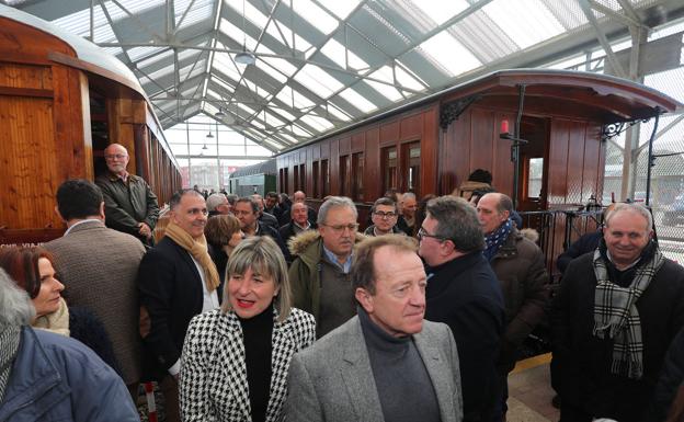 El público, junto a los antiguos vagones de viajeros de madera, en una parte cubierta del museo. 
