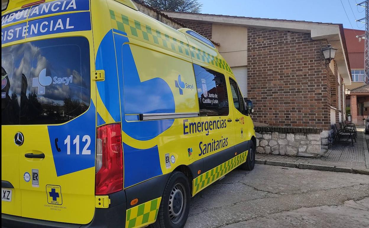 Ambulancia de emergencias en las instalaciones del Centro Cultural Santa Clara de Cuéllar. 