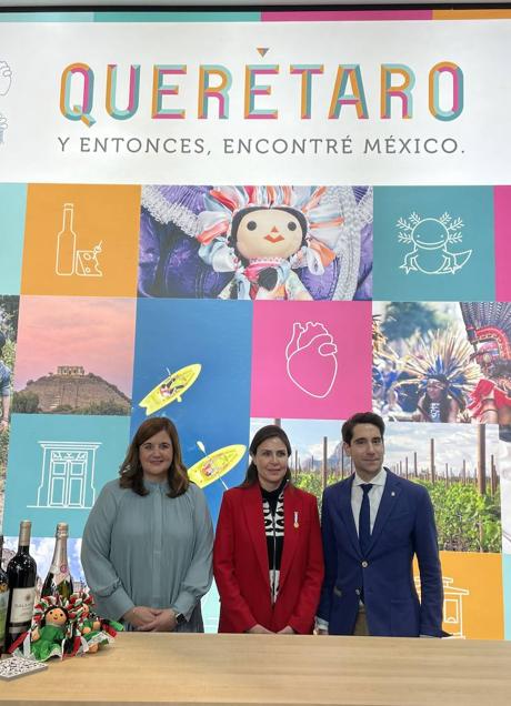 Imagen - La alcaldesa y el concejal de Turismo, en Fitur, durante la reunión con responsables de Querétaro.